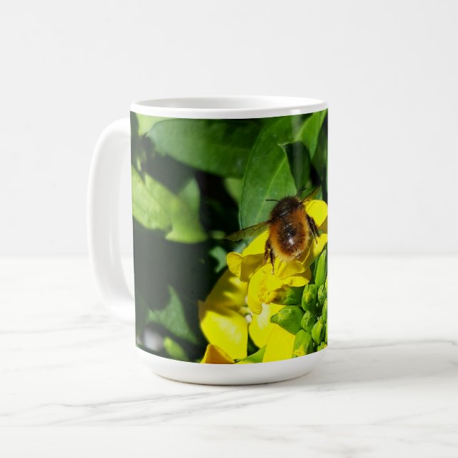 Bee on Yellow Flowers Kaffeetasse (Vorderseite Links)