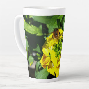 Bee on Yellow Flowers Milchtasse