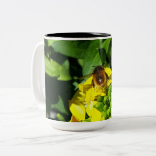 Bee on Yellow Flowers Zweifarbige Tasse
