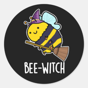 Bee-witch Funny Bee Pun Dark BG Runder Aufkleber