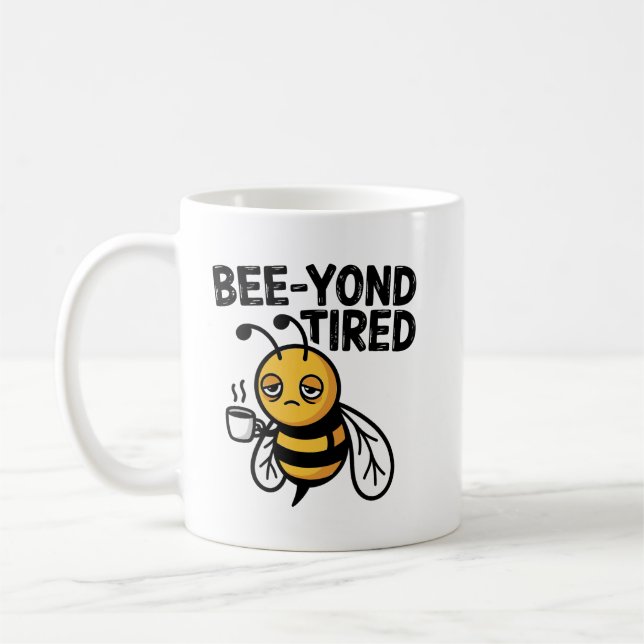 Bee‑yond Müde  – Süße müde Bienen-Pun Kaffeetasse (Links)