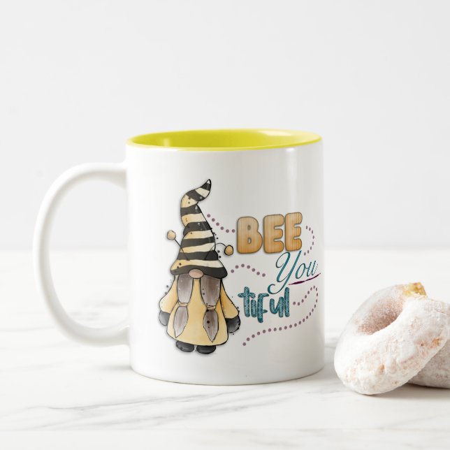Bee You beautiful whimsical Watercolor Gnome Gonk Zweifarbige Tasse (Mit Donut)