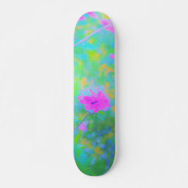 Beeindruckende blaue Landschaft mit rosa Blume Skateboard