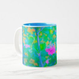 Beeindruckende blaue Landschaft mit rosa Blume Zweifarbige Tasse