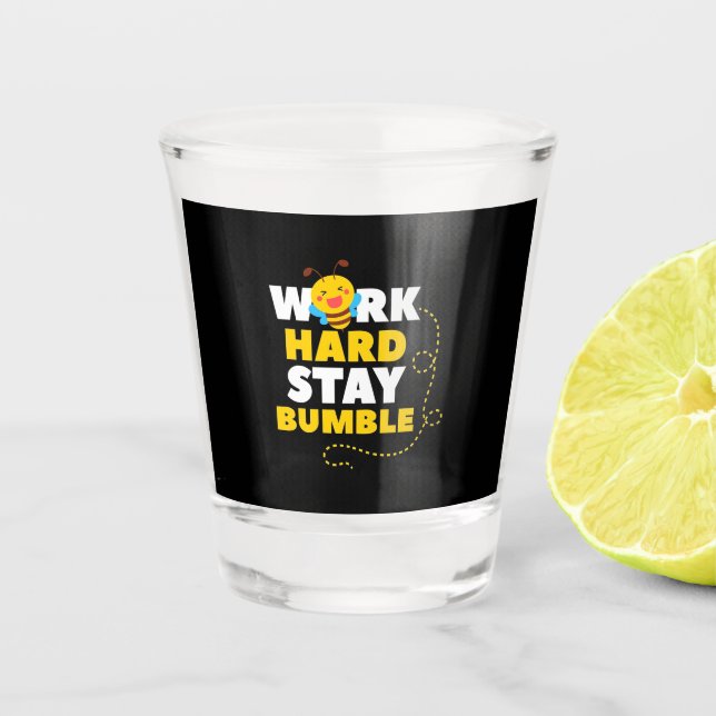 Beekeeper Gift | Bee Work Hard Stay Bumble Schnapsglas (Vorderseite)