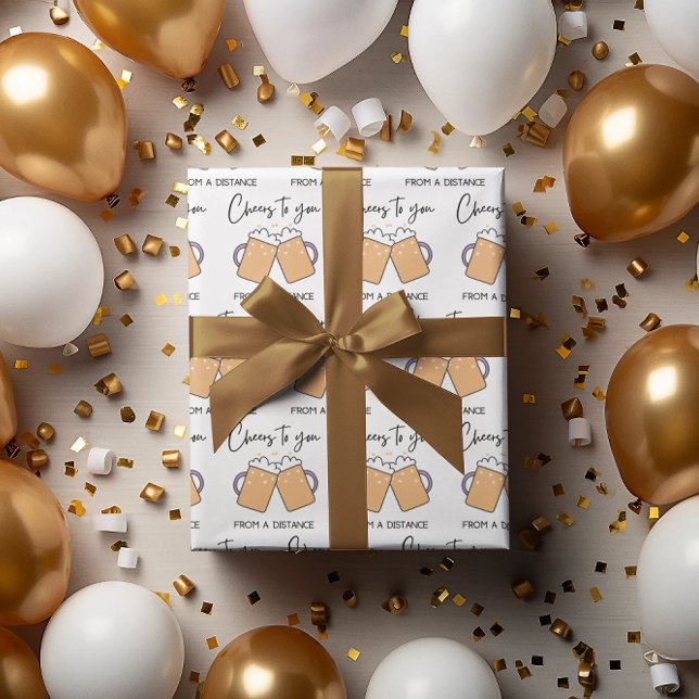 Beer dich, wenn du Papiertücher umarmst Geschenkpapier Set (Cheers to someone from a distance with this fun beer wrapping paper set! )
