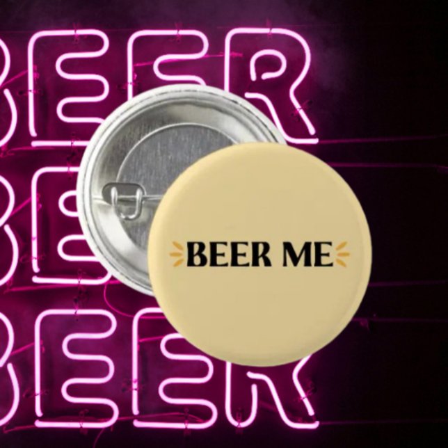 Beer Me | Funny Typografy Button (Von Creator hochgeladen)