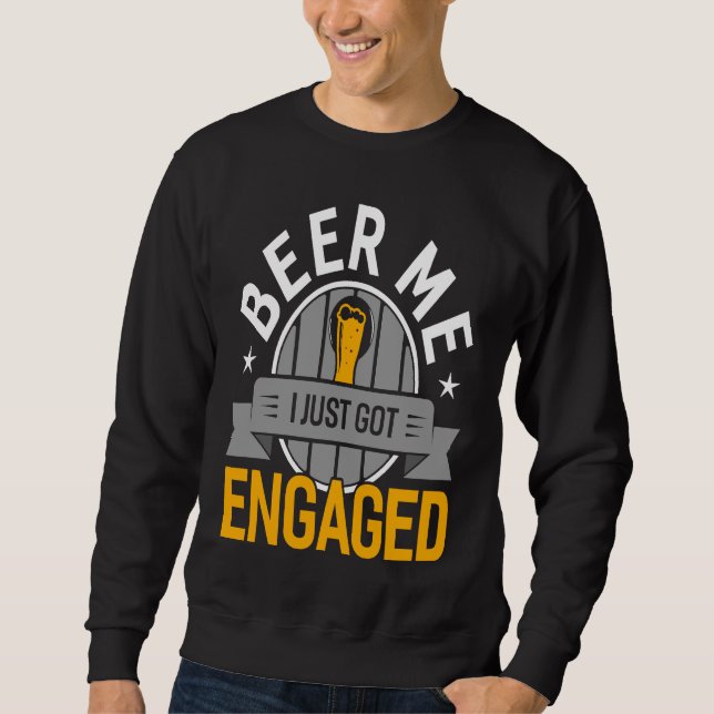 Beer Me I Just Got Engaged  Bachelor Party Groom Sweatshirt (Vorderseite)