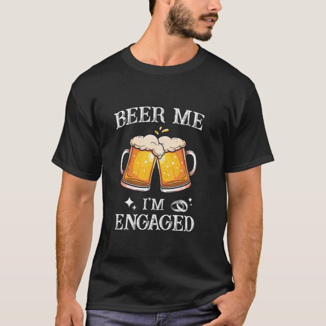 Beer Me I m Verlobt Funny Beer Couple Verlobung P T-Shirt (Vorderseite)