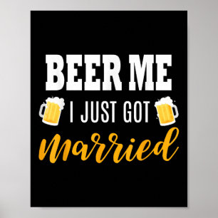 Beer Me Ich habe gerade Verheiratete Hochzeitsgesc Poster