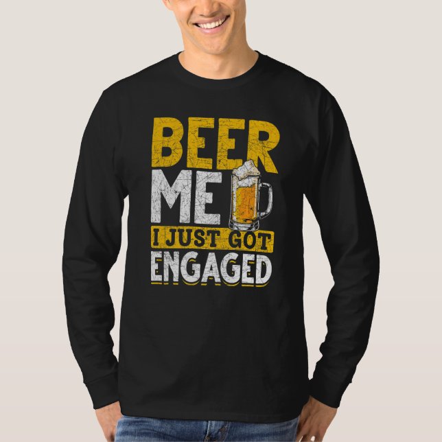 Beer Me Ich habe gerade Verlobt Bier Drink Engagem T-Shirt (Vorderseite)