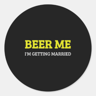 Beer Me Im Get Married Funny Groom Bachelor Br Runder Aufkleber