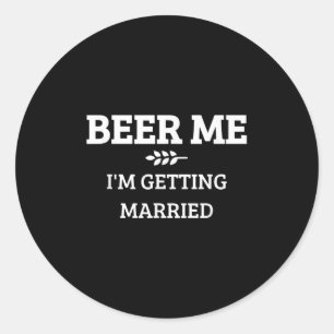 Beer Me Im Get Married Funny Groom Bachelor Br Runder Aufkleber