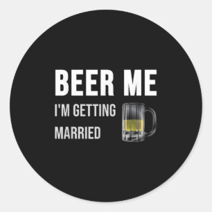 Beer Me Im Get Married Funny Groom Bachelor Br Runder Aufkleber