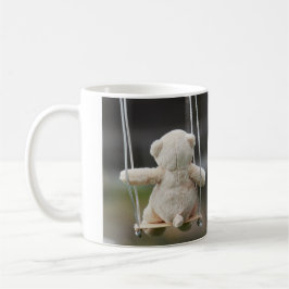 Beer op Schommel in beweging. Kaffeetasse