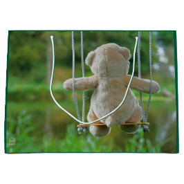 Beer op schommel vanaf de rug. große geschenktüte