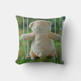 Beer op schommel vanaf de rug. kissen