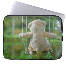 Beer op schommel vanaf de rug. laptopschutzhülle