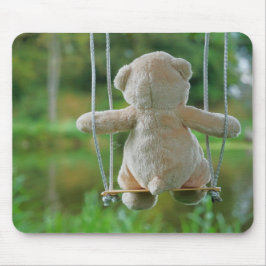 Beer op schommel vanaf de rug. mousepad