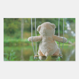 Beer op schommel vanaf de rug. rechteckiger aufkleber