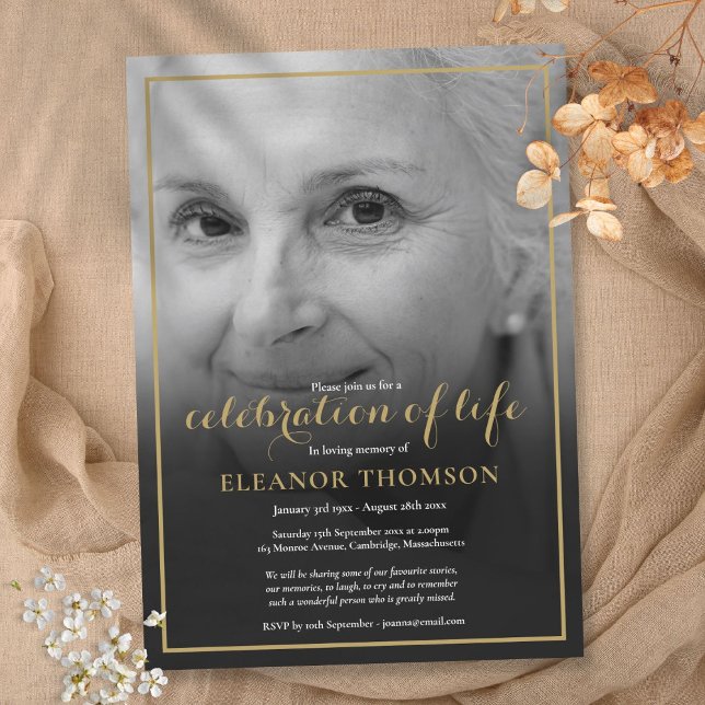 Beerdigung des Schwarz-weißen Fotos Feier des Lebe Einladung (Funeral Black White Photo Celebration of Life Invitation)