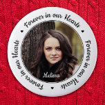 Beerdigung für immer in unserem Hearts Foto Memori Button<br><div class="desc">Ehre deinen Lieben mit einem speziellen Foto-Gedenkknopf für Beerdigung. Diese einzigartige Gedenktafel ist das perfekte Geschenk für sich selbst, Familie oder Freunde, um Ihre Liebsten zu ehren. Wir hoffen, dass Ihr Gedenkstein für immer in unseren Herzen Ihnen Frieden, Freude und glückliche Erinnerungen bringen wird. Zitat "Forever in unseren Herzen". Perfekte...</div>