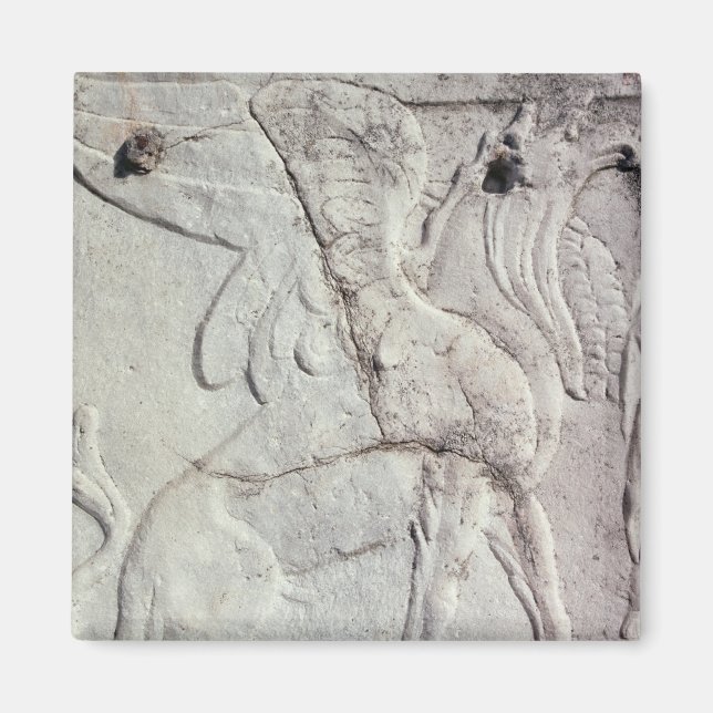 Beerdigung mit geschnitztem Relief eines Griffins Magnet (Vorne)