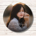 Beerdigung Personalisierter Gedenkfeier für kunden Button<br><div class="desc">Ein benutzerdefiniertes und personalisiertes Design mit Namen und Platz für ein Foto.</div>