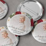 Beerdigung von Rote Rosen mit liebem Gedächtnis, B Button<br><div class="desc">Der perfekte Knopf für Freunde und Familie bei einer Beerdigung mit einem Bild Ihres Liebsten und den Worten "in liebevoller Erinnerung" und ihrem Namen zu tragen. Das Design ist in Rot-Weiß-Rose,  Aquarellblumen-Design.</div>