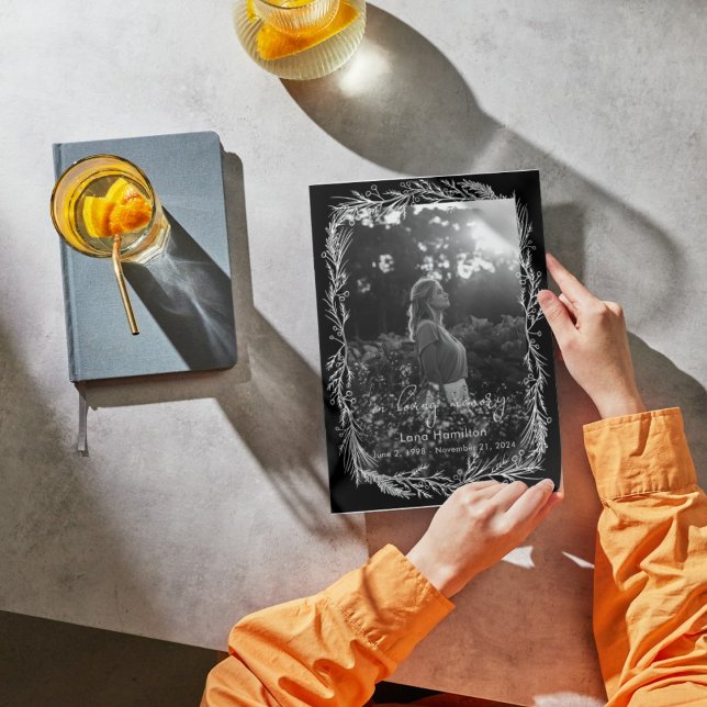 Beerdigungsprogramm für weißes botanisches Foto Einladung (Von Creator hochgeladen)