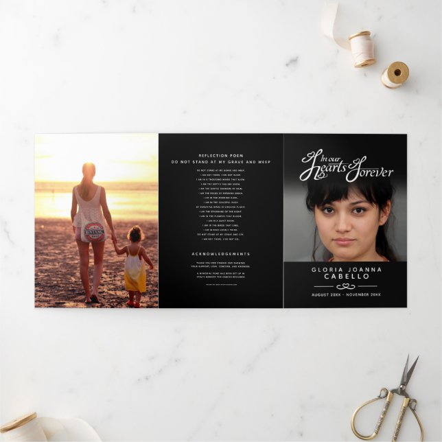 Beerdigungsprogramm in unseren Herzen Schwarz-weiß Dreifach-gefaltete Programmkarte (Außenbereich)