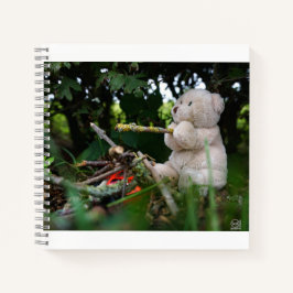 Beertje dat bij kampvuur zit. notizbuch