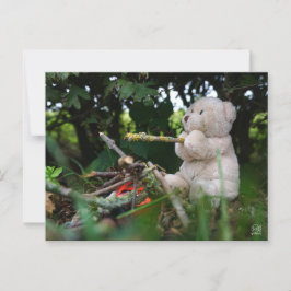 Beertje dat bij kampvuur zit. postkarte