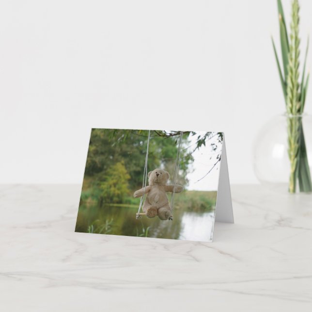 Beertje op schommel aan boom dankeskarte (Vorderseite)