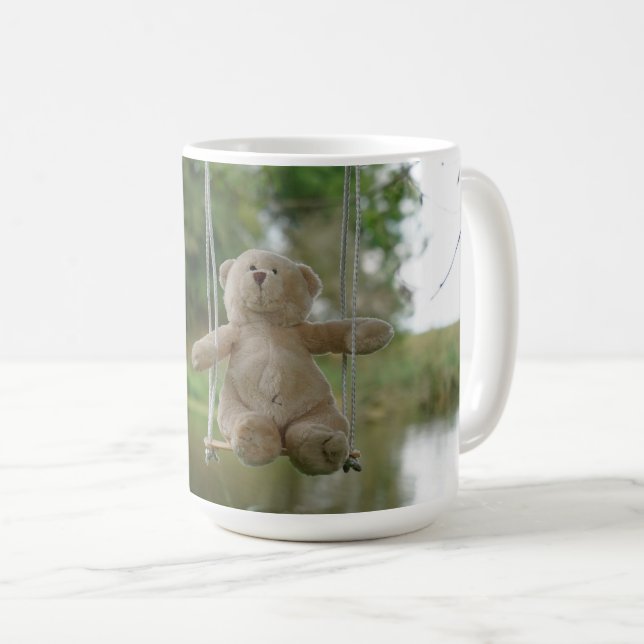 Beertje op schommel aan boom kaffeetasse (VorderseiteRechts)