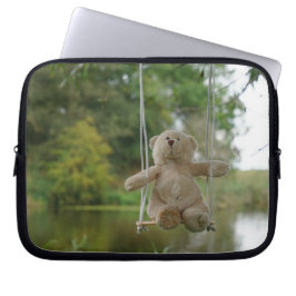 Beertje op schommel aan boom laptopschutzhülle
