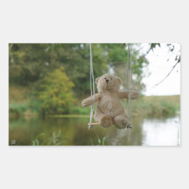 Beertje op schommel aan boom rechteckiger aufkleber