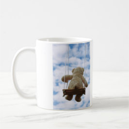 Beertje op schommel met bewolkte blauwe lucht. kaffeetasse