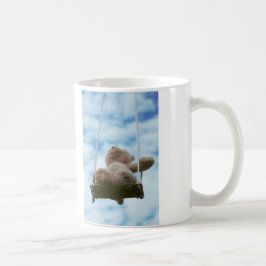 Beertje op schommel met bewolkte blauwe lucht. kaffeetasse