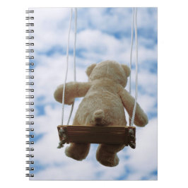 Beertje op schommel met bewolkte blauwe lucht. notizblock
