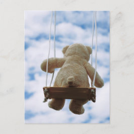 Beertje op schommel met bewolkte blauwe lucht. postkarte