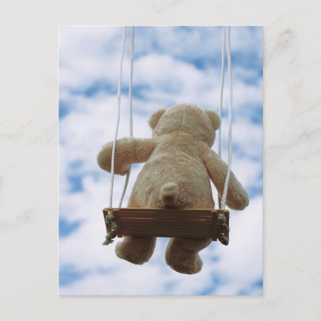 Beertje op schommel met bewolkte blauwe lucht. postkarte (Vorderseite)