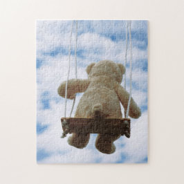 Beertje op schommel met bewolkte blauwe lucht. puzzle