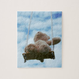 Beertje op schommel met bewolkte blauwe lucht. puzzle