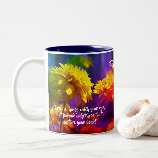 Befolgen Sie Ihre Herz-Blume Inspiration Zitat Zweifarbige Tasse (Mit Donut)