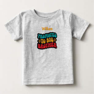 Befördert zu BIG Brother. Bearbeitbarer Name Baby T-shirt