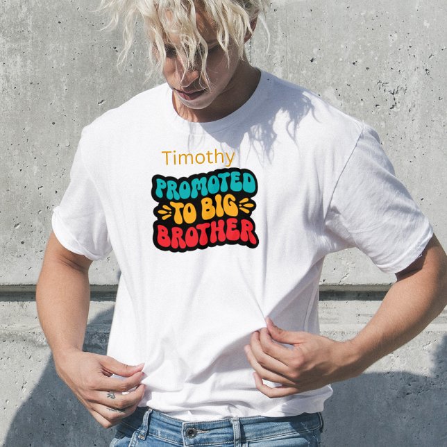 Befördert zu Big Brother. Bearbeitbarer Name T-Shirt (Von Creator hochgeladen)