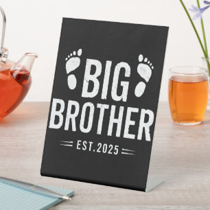 Befördert zu Big Brother Est. Babyankündigung 2025 Sockelschild