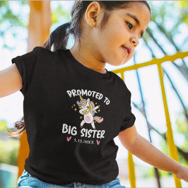 Befördert zu Big Sister Dancing Unicorn mit Datum Kleinkind T-shirt