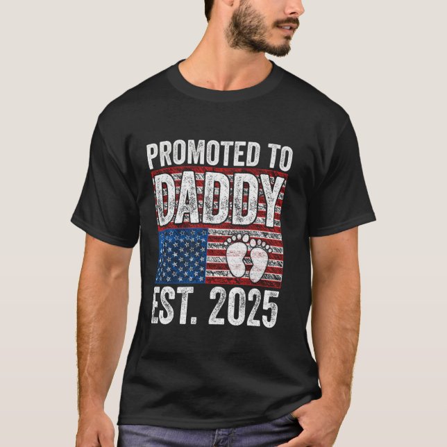 Befördert zu Daddy Est 2025 USA Flag American Fath T-Shirt (Vorderseite)